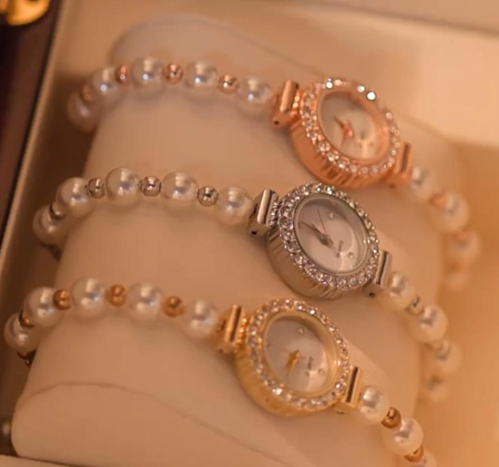 Наручний кварцовий годинник з регульованим браслетом із перлин та стразами Золотистий (2689612586) - фото 9 Наручний кварцовий годинник з регульованим браслетом із перлин та стразами Золотистий (2689612586) - фото 9