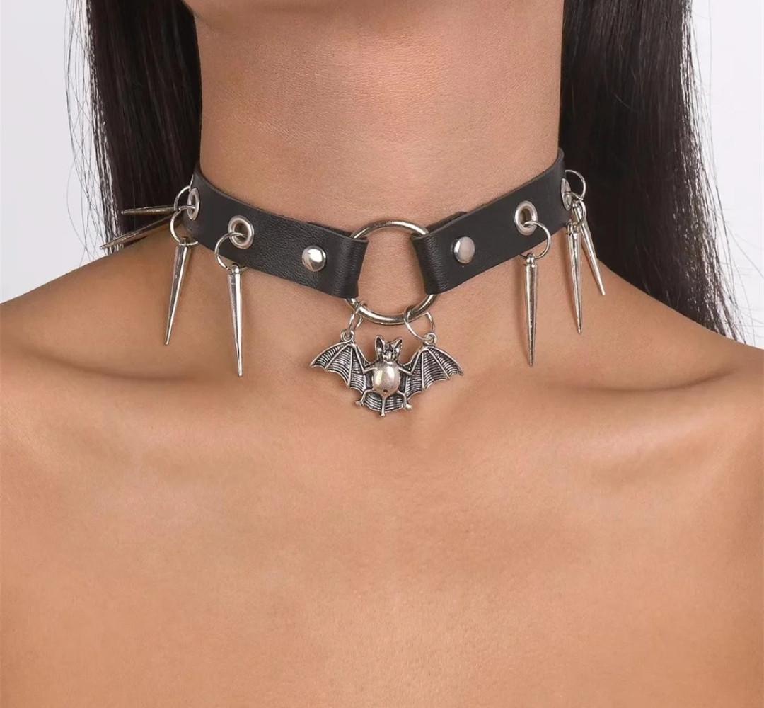 Чокер Летучая мышь с шипами кожаный