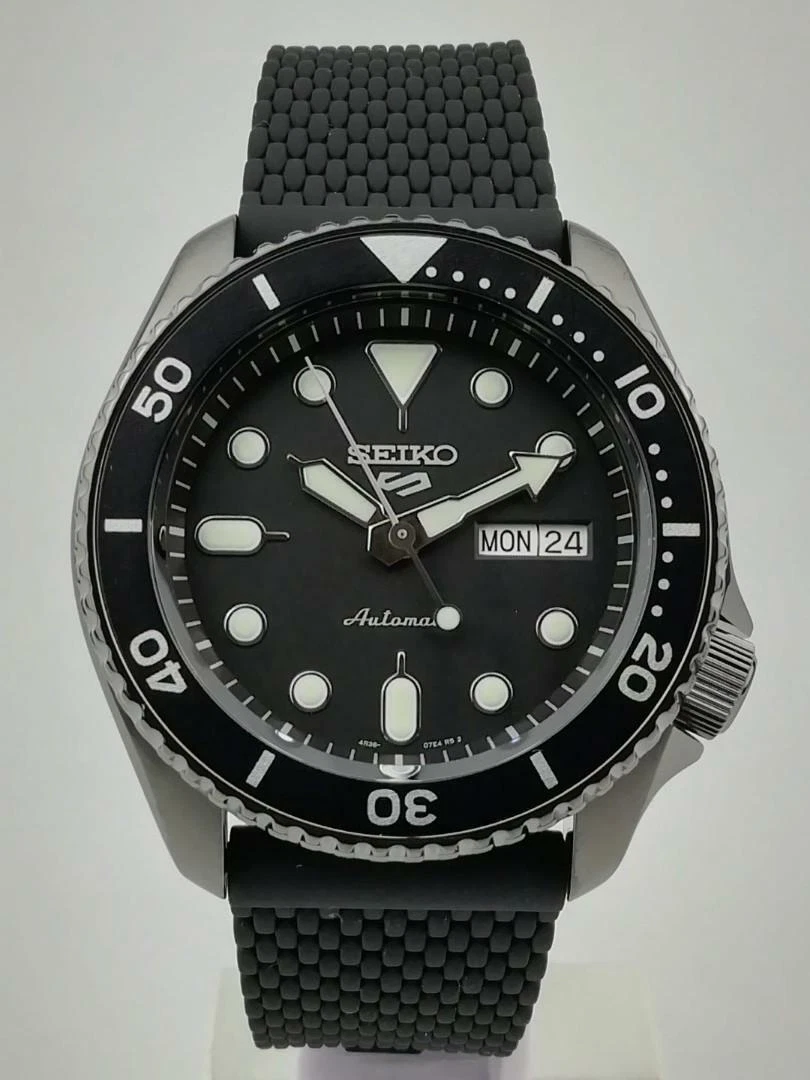 Часы Seiko 5 SUITS SRPD65K2 с каучуковым ремешком Черный