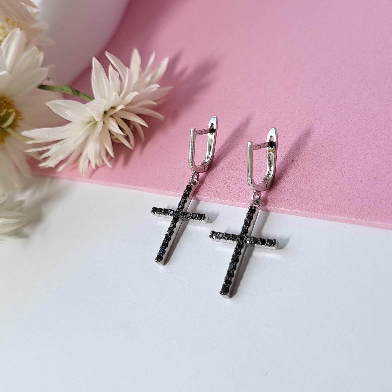 Серьги серебряные с подвеской Кресты с черными камнями (53103р)