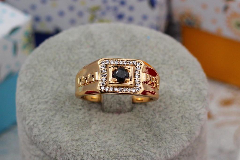 Печатка Xuping Jewelry Фианит в квадрате с тесненной змейкой р. 22 Золотистый