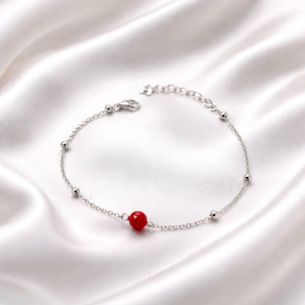 Браслет серебряный с подвесом Калина с красной круглой вставкой и декоративными серебряными шариками 17-20 см
