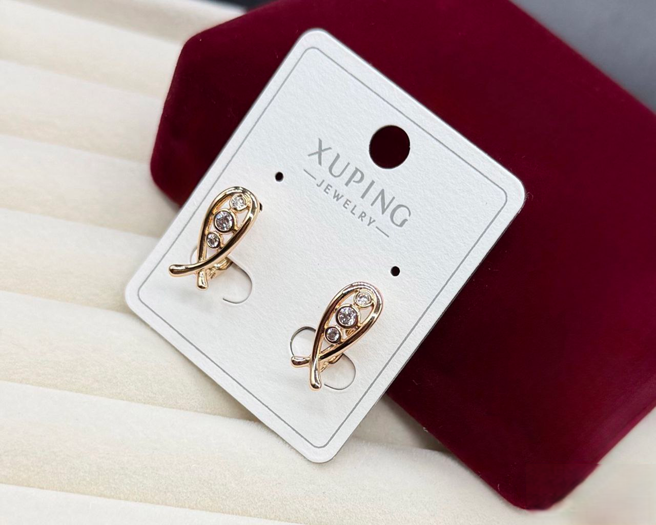 Серьги Xuping гипоаллергенное медицинское золото украшены изгибами с белыми фианитами стильное украшение для ежедневного образа