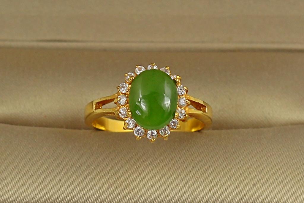 Кольцо овал нефрит в цирконах р. 19 Золотистый (30468869)