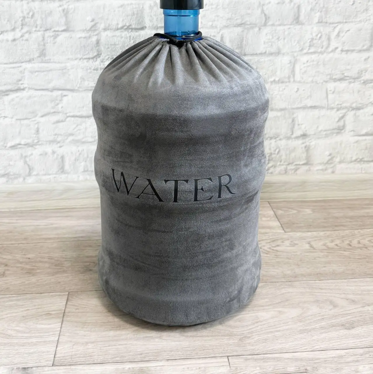 Чехол для бутыли Krei 18,9-19 л с надписью WATER Графит (CB-1659) Чехол для бутыли Krei 18,9-19 л с надписью WATER Графит (CB-1659)