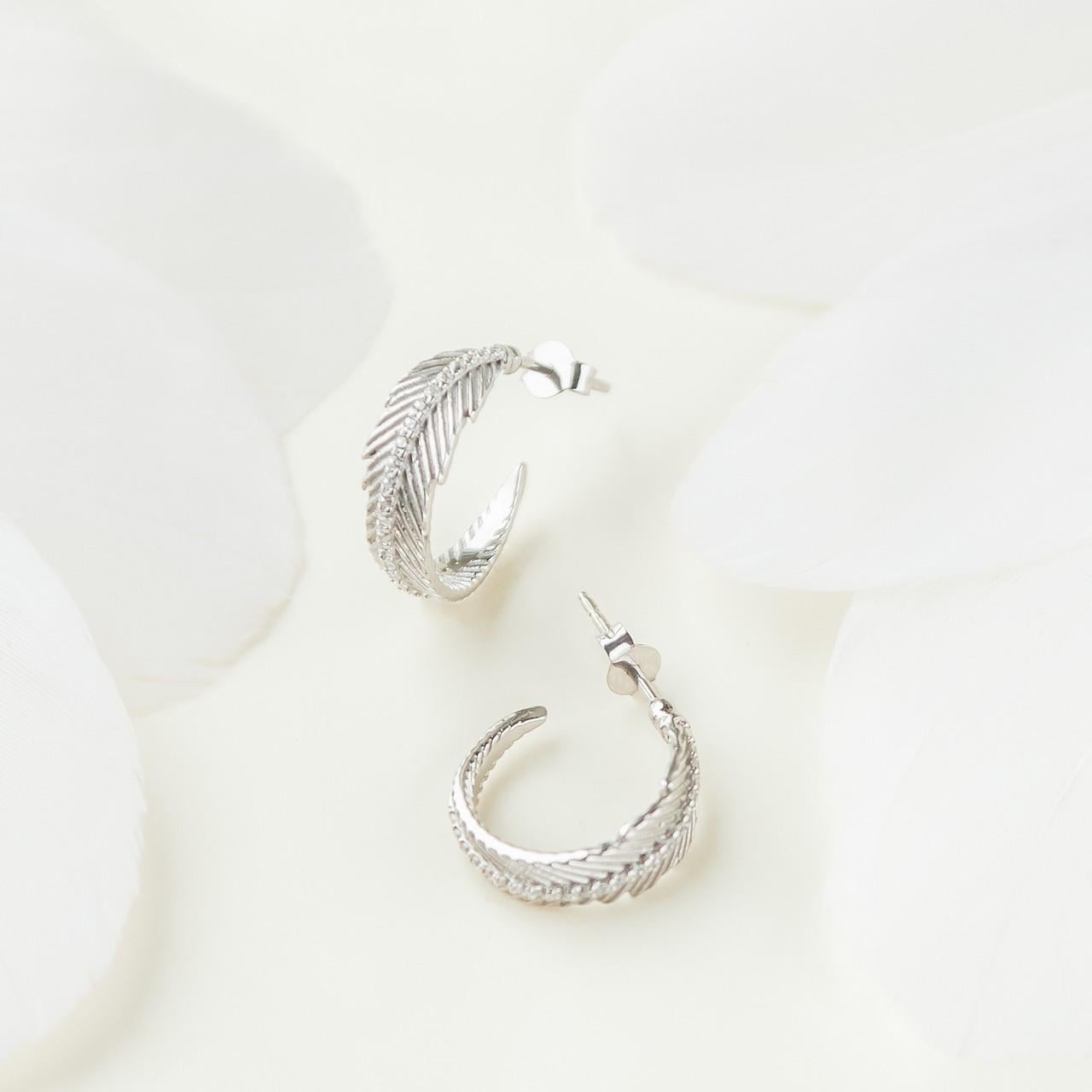 Серьги серебряные пусеты Перо изящная форма без камней