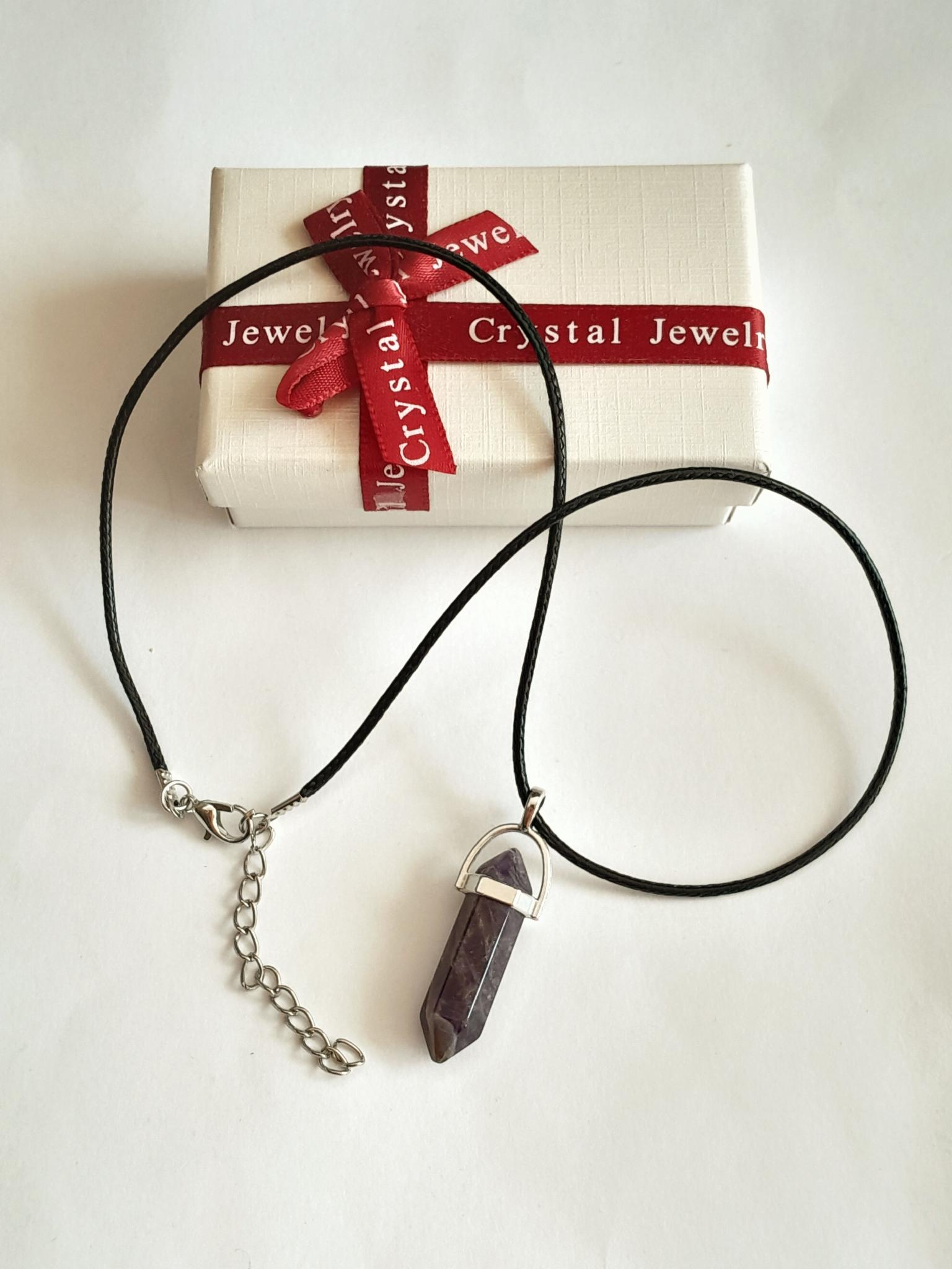 Кулон с натуральным аметистом фиолетового оттенка в форме кристалла на шнурке из экошелка для любителей эзотерики и минералов (11632)