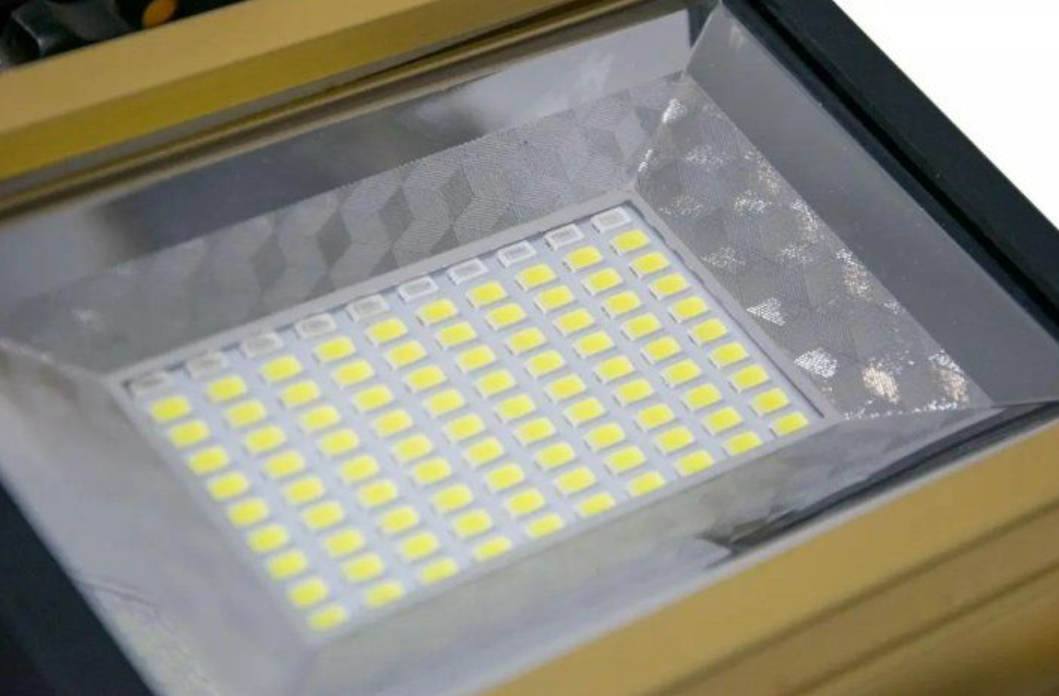 Прожектор-ліхтар UKC Flood Light 18650 LED 4 режими кріплення/5 акумуляторів 100 Вт Жовтий (22981456) - фото 10 Прожектор-ліхтар UKC Flood Light 18650 LED 4 режими кріплення/5 акумуляторів 100 Вт Жовтий (22981456) - фото 10