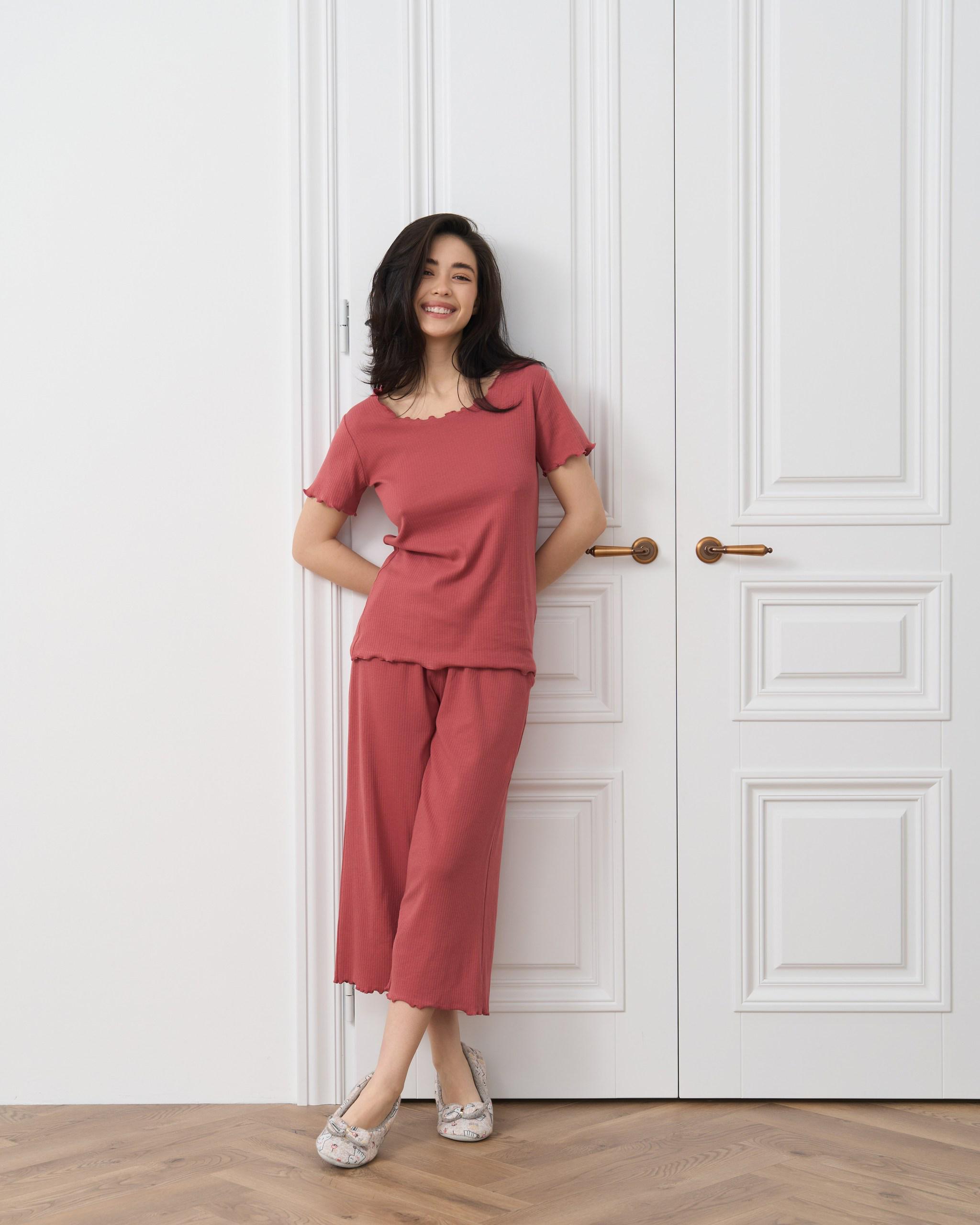 Пижама женская с капри в рубчик S (46000)