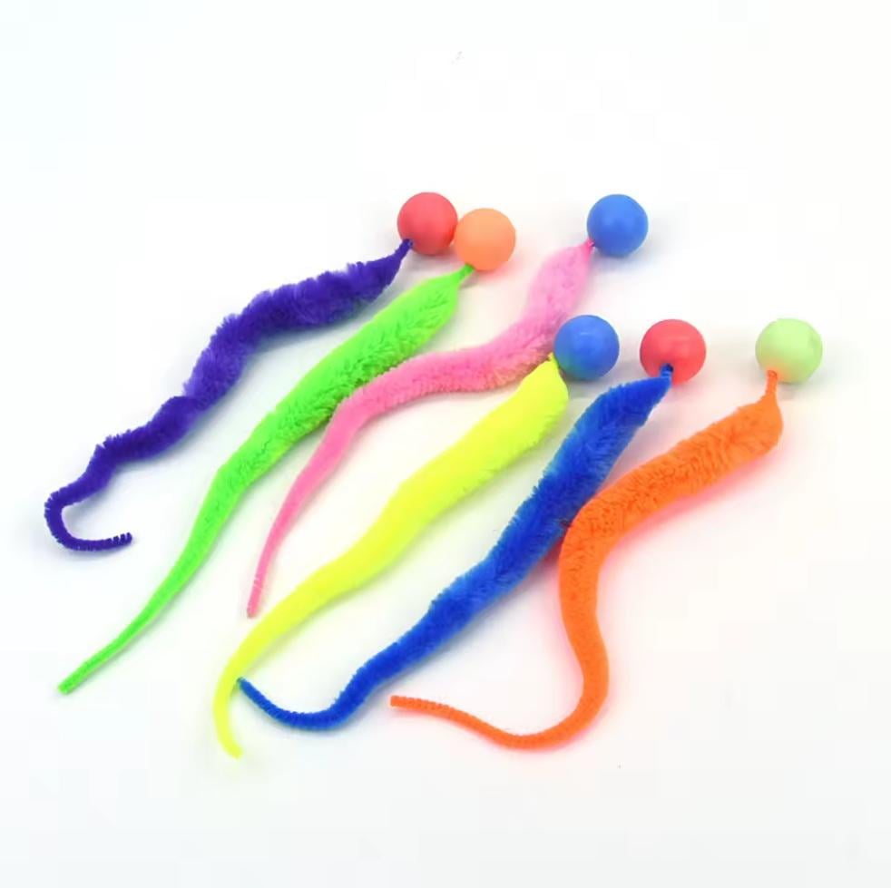 Іграшка для кота м'яч з хвостом Різнокольоровий (CTBTRNBW01) - фото 3 Іграшка для кота м'яч з хвостом Різнокольоровий (CTBTRNBW01) - фото 3