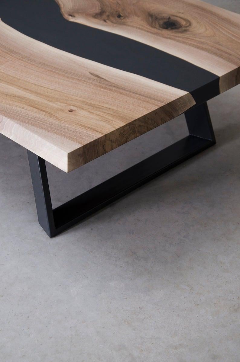 Стіл журнальний річка Детройт дизайнерський з чорної епоксидної смоли та масиву горіха 800х500х480 мм - фото 4 Стіл журнальний річка Детройт дизайнерський з чорної епоксидної смоли та масиву горіха 800х500х480 мм - фото 4