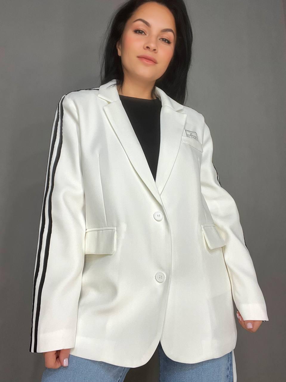 Пиджак женский Qidian 92208 с лампасами на рукавах широкий OS Белый (3790) - фото 8 Пиджак женский Qidian 92208 с лампасами на рукавах широкий OS Белый (3790) - фото 8