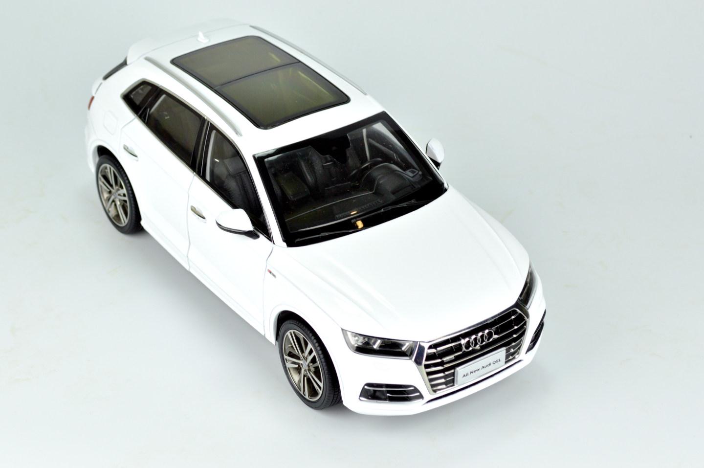 Модель автомобиля Audi Q5L 1:18 Белый (35)