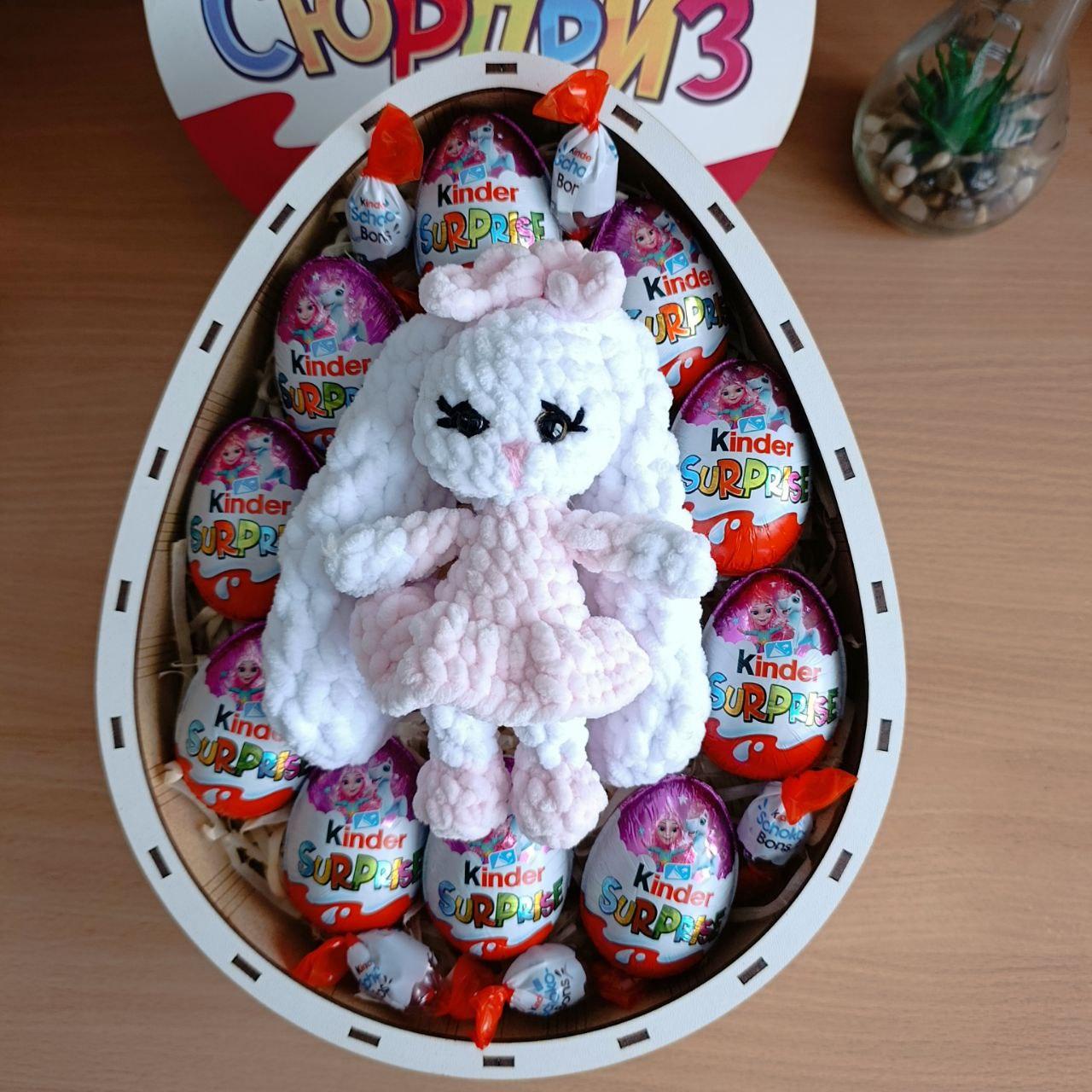 Бокс с киндерами и игрушкой (ar338)