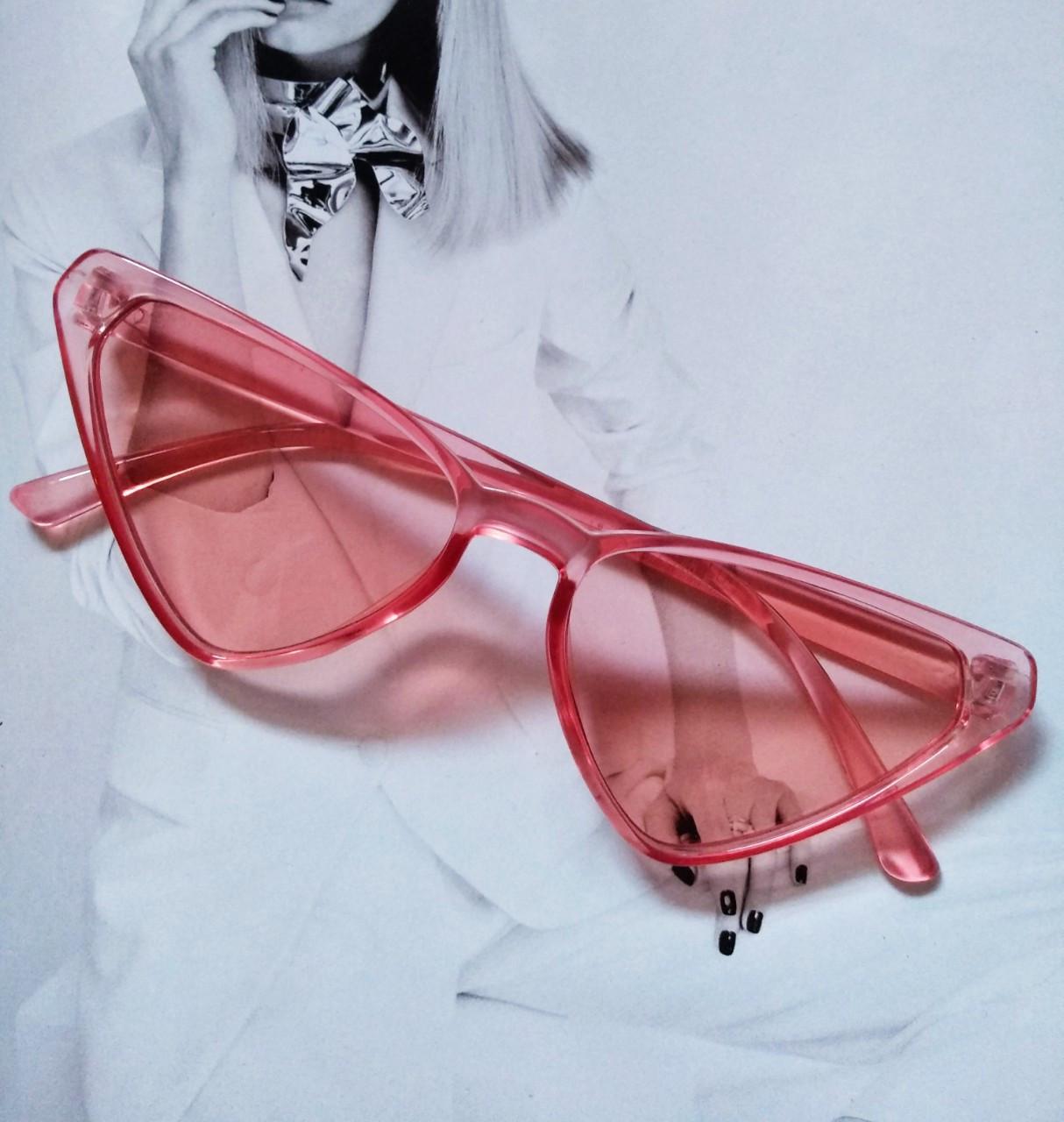 Очки треугольные солнцезащитные красные