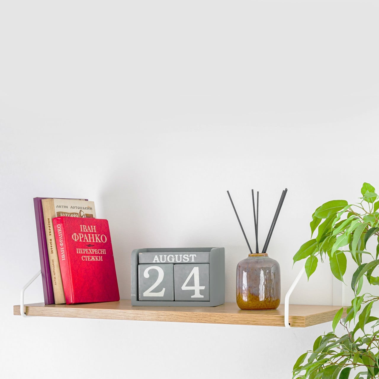 Настенная полка Adore Décor одинарная 22х60х18 см Белый/Дуб (1742990742)