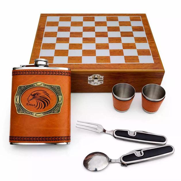 Подарунковий набір шахи/фляга/чарки в дерев’яному кейсі