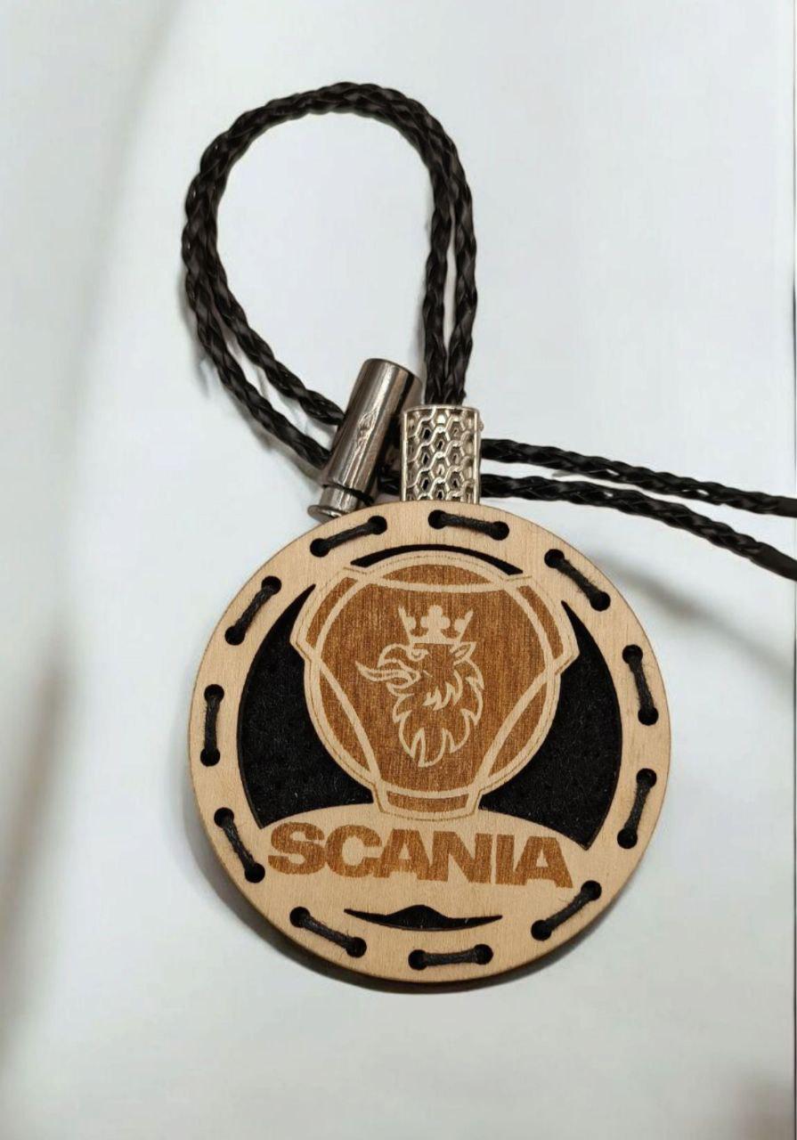 Ароматизатор для авто Scania многоразовый из дерева/войлока и аромапарфюм 10 мл (124) Ароматизатор для авто Scania многоразовый из дерева/войлока и аромапарфюм 10 мл (124)