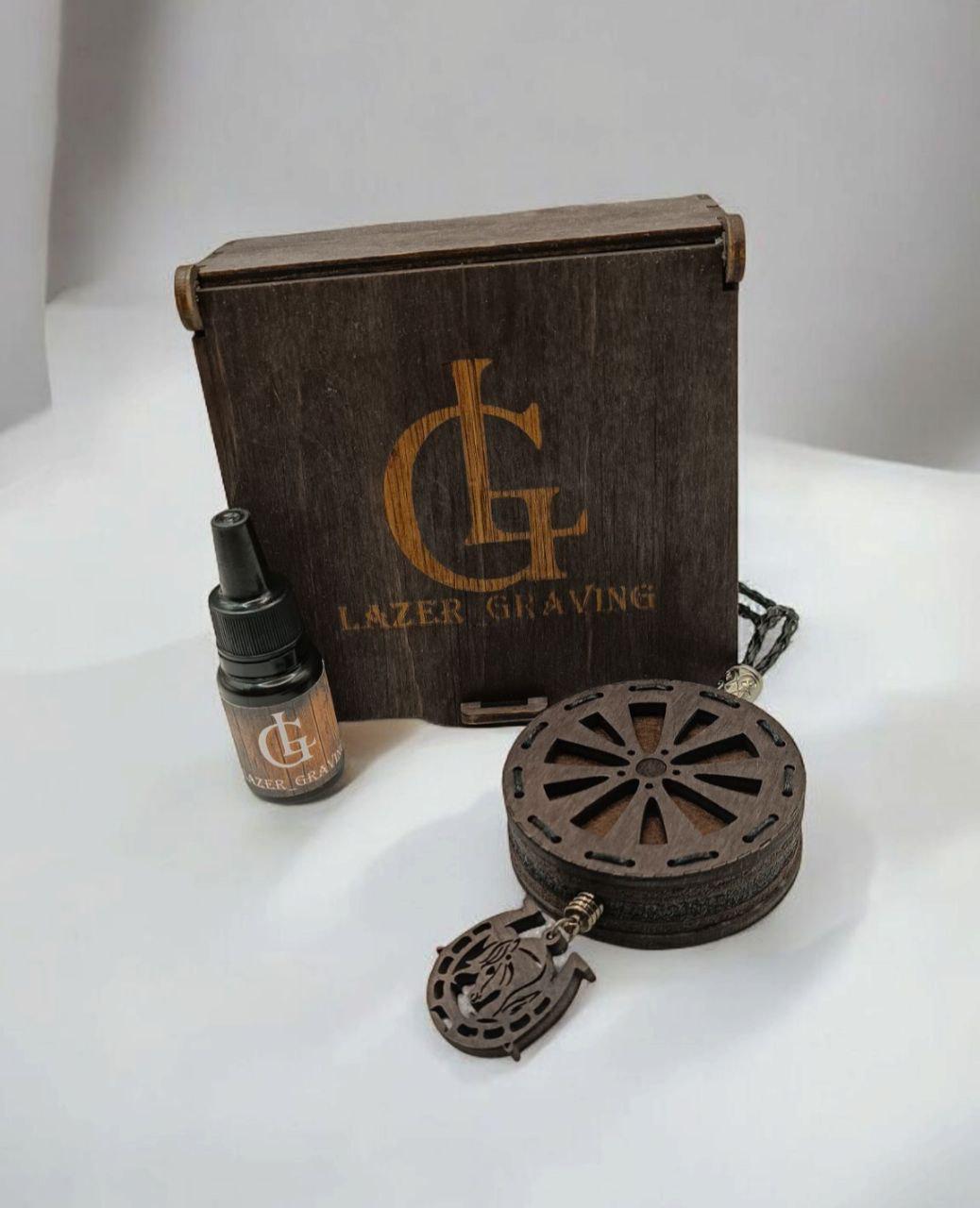 Ароматизатор для авто многоразовый в виде колеса из дерева/войлока и аромапарфюм 10 мл в подарочной коробке (109) Ароматизатор для авто многоразовый в виде колеса из дерева/войлока и аромапарфюм 10 мл в подарочной коробке (109)