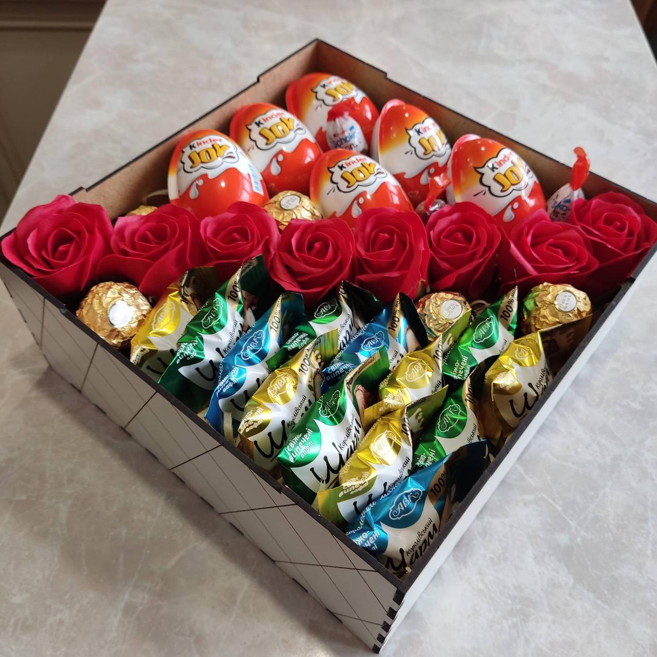 Бокс из сладостей и роз для любимой для девушки (ar38) Бокс из сладостей и роз для любимой для девушки (ar38)