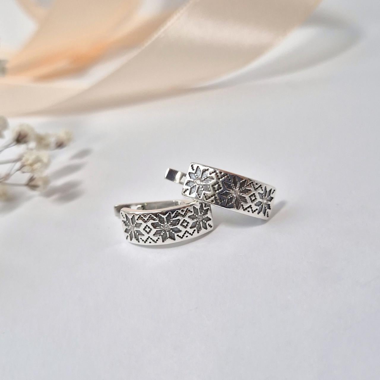 Серьги Вышиванка с белыми камнями черненное серебро 925 пробы 3,70 г (5016ч)