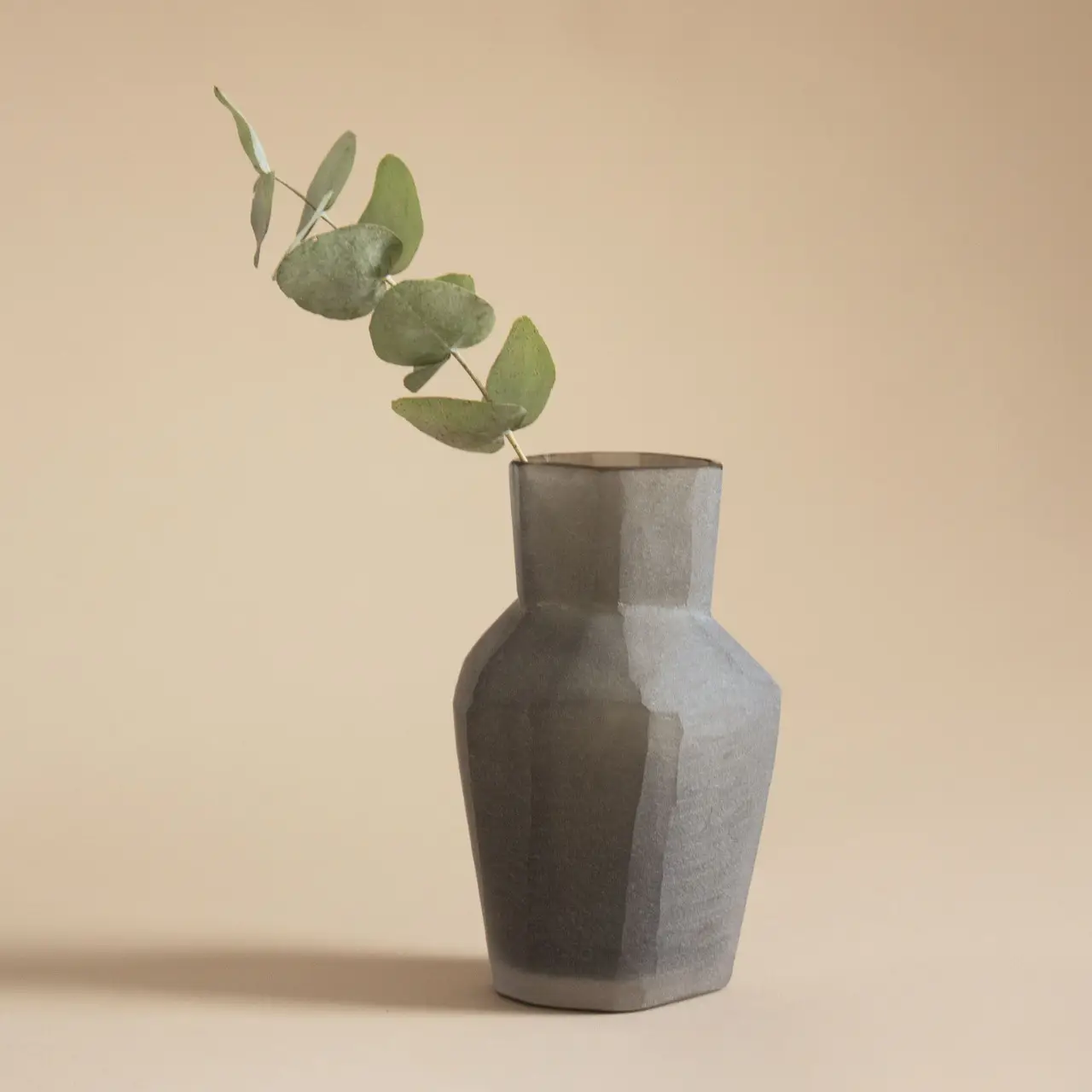 Ваза стеклянная Гутняр Солярис S 13х19 см Графитовый