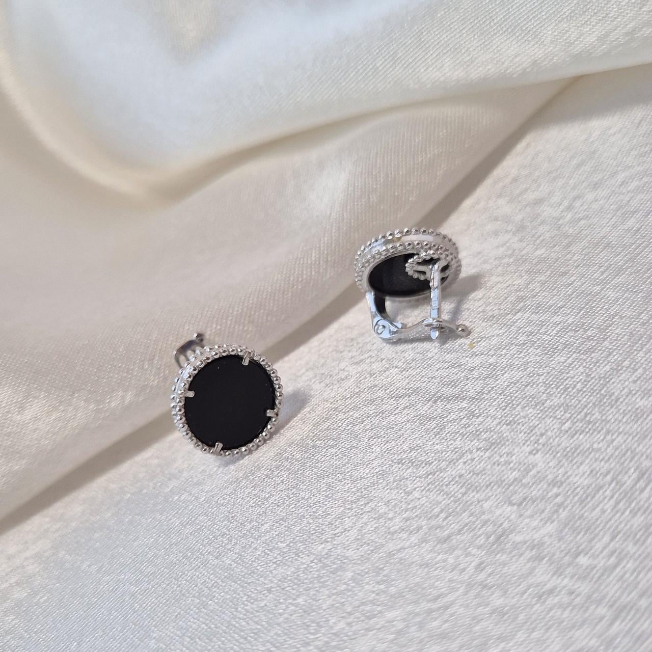 Серьги круг с ониксом имитация серебро 925 пробы родированное 3,00 г (5000146р)