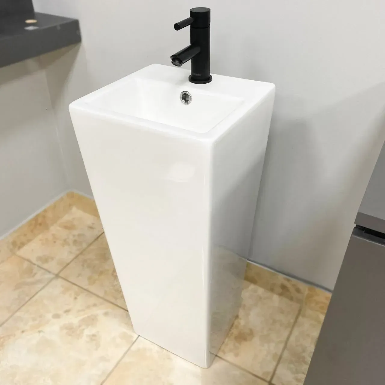 Умывальник напольный VBI Savona 325х325 квадратный с переливом Белый (VBI-019012) Умывальник напольный VBI Savona 325х325 квадратный с переливом Белый (VBI-019012)