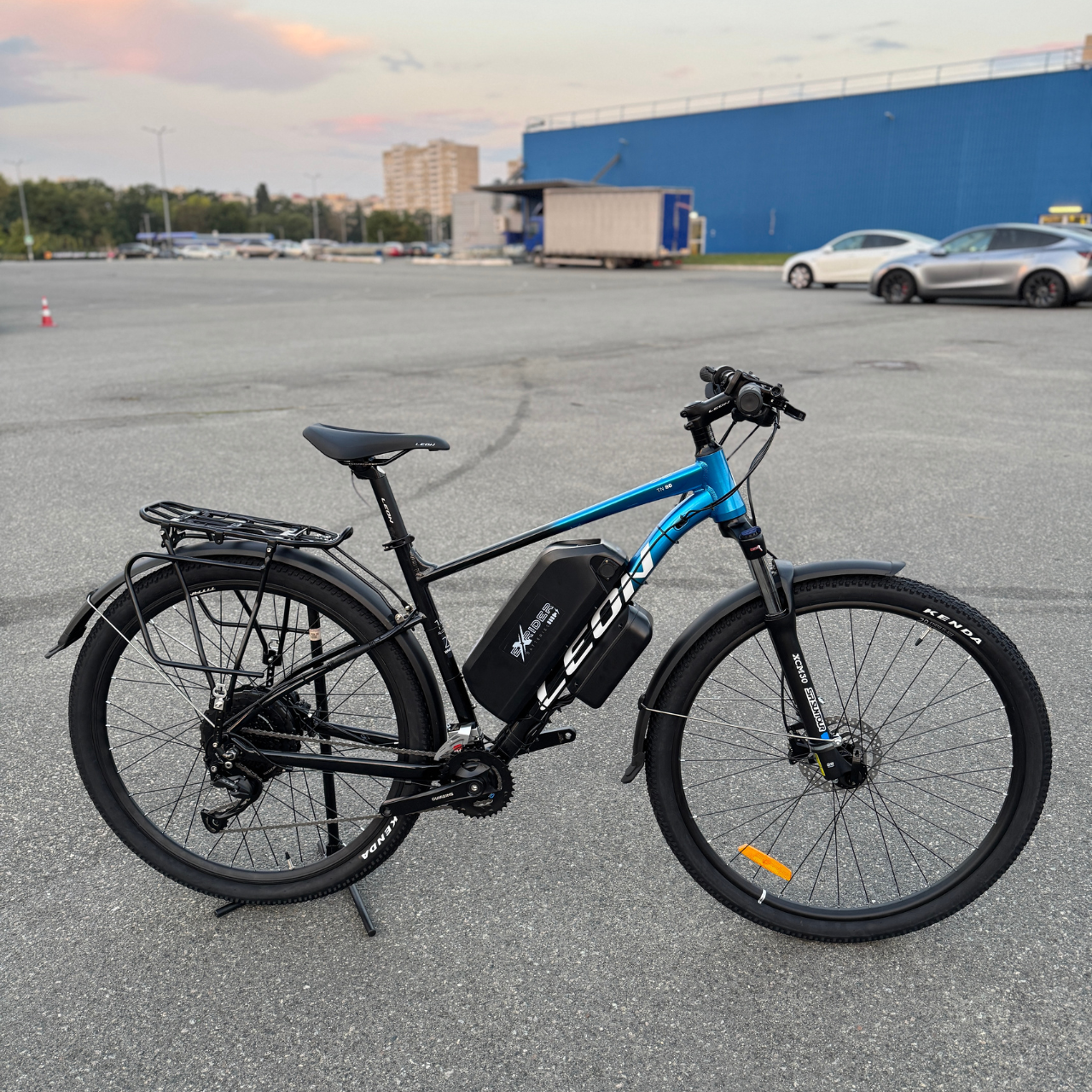 Велосипед с Е-комплектом с багажником Leon TN 80 HDD 2025 29" 48 В 500 Вт MXSUS 27 Ah до 95 км запас хода дисплей LSD10 Pas-ассистент