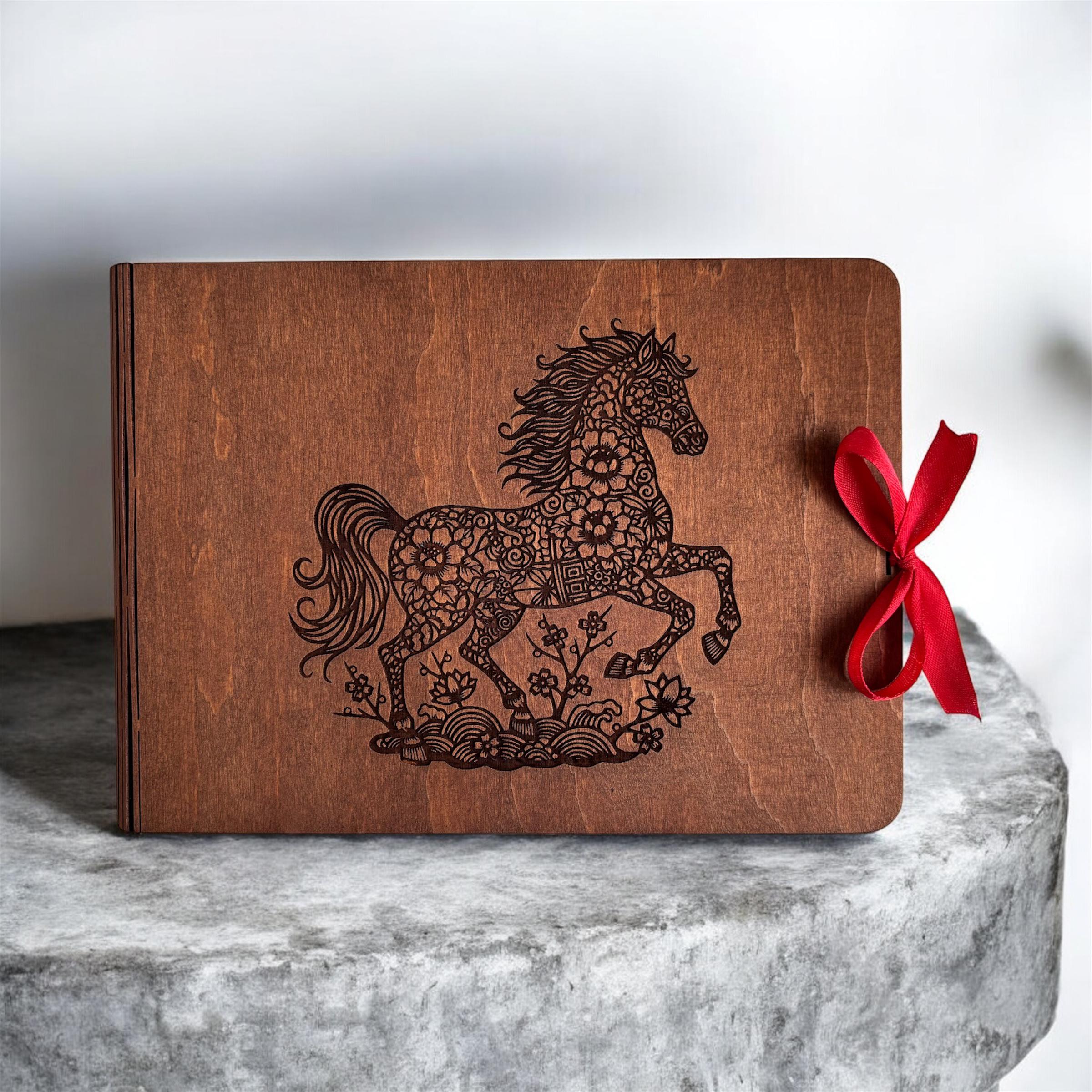 Фотоальбом из дерева новогодний с лошадью на 2026 год 10x15 см (30822859)