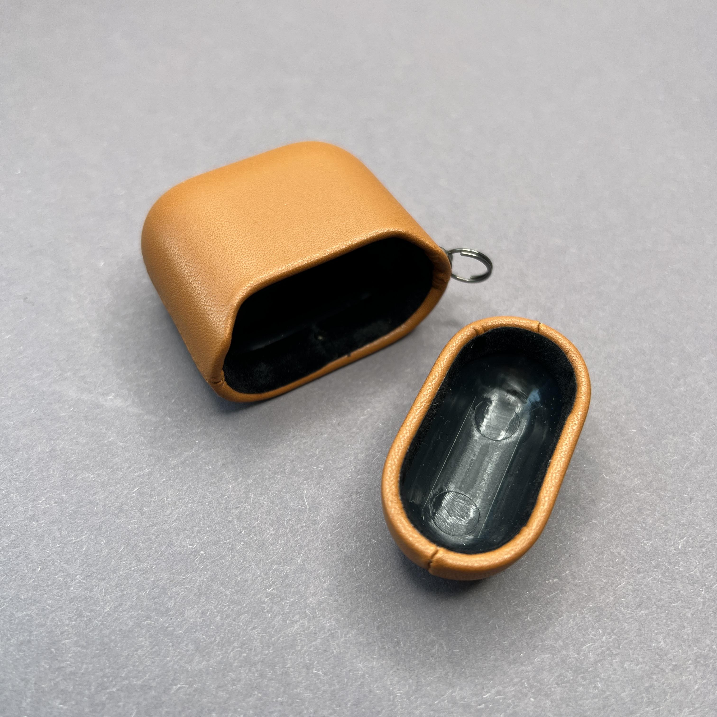 Чехол Leather Nappa для Apple Airpods 1 / 2 с карабином противоударный кожаный - фото 2