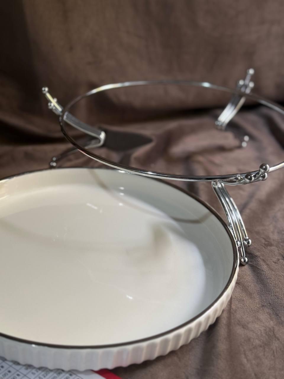 Тарелка сервировочная YIWU LB-1573S фарфоровая на металлической подставке 25 см Белый с серебряным (30101792) - фото 2 Тарелка сервировочная YIWU LB-1573S фарфоровая на металлической подставке 25 см Белый с серебряным (30101792) - фото 2