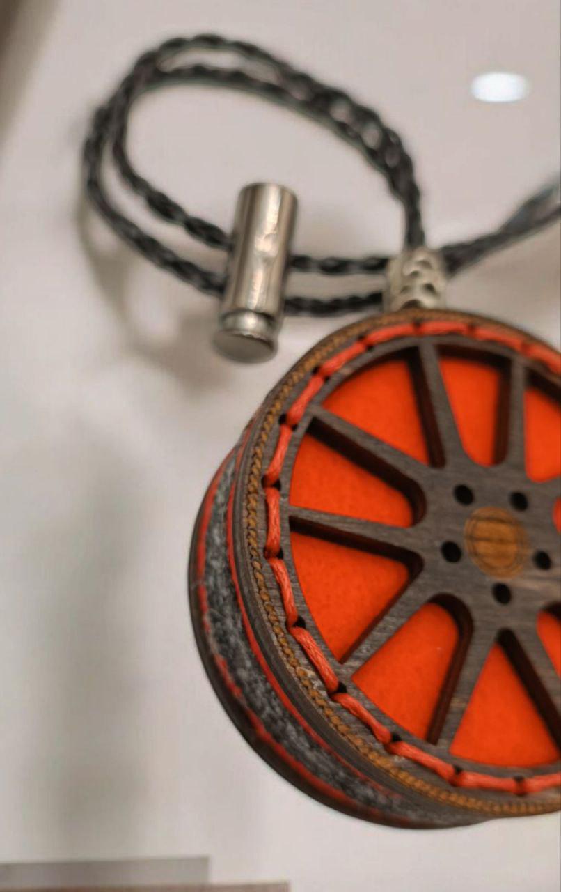 Ароматизатор для авто многоразовый в виде колеса из дерева/войлока и аромапарфюм 10 мл (97) - фото 3