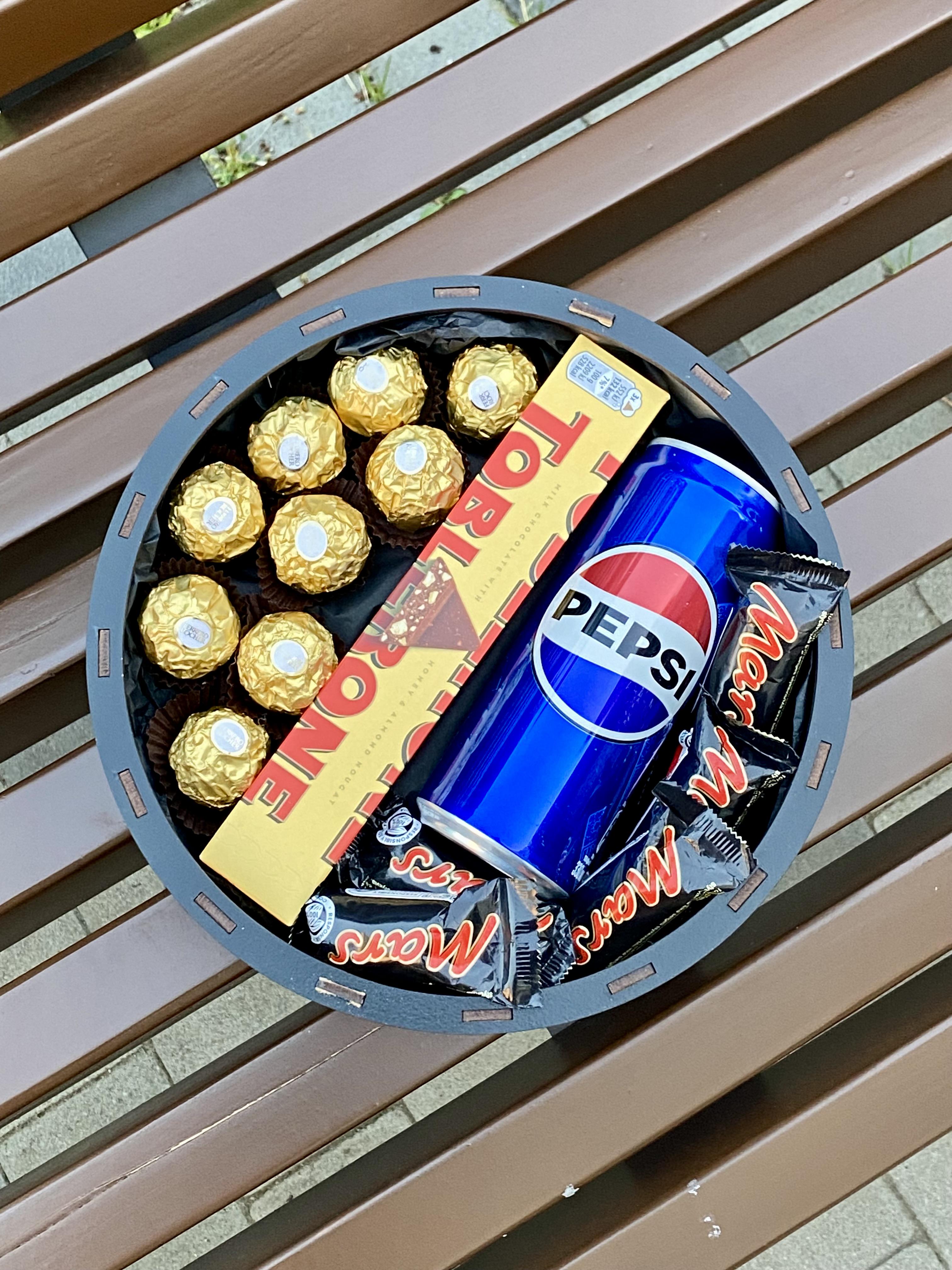 ​Подарочный бокс для мужчины батончики Mars и Snickers/конфеты Ferrero Rocher фисташки M 27 см (OMB-54)