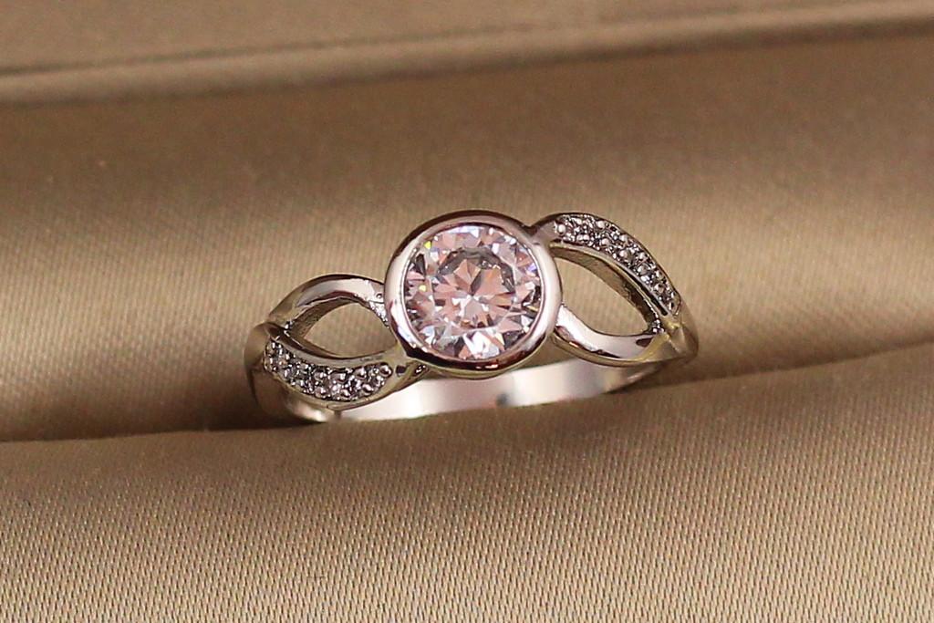Кольцо Xuping Jewelry Лада с камнем в ободке р. 16 Серебристый