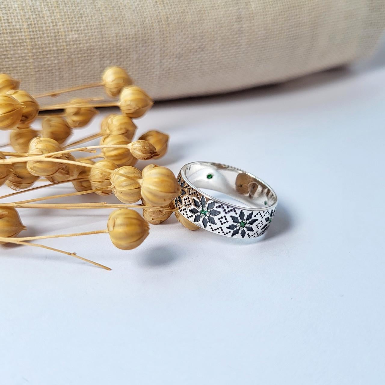 Кольцо женское Вышиванка с зелеными камешками р. 19,5 925 пробы Кольцо женское Вышиванка с зелеными камешками р. 19,5 925 пробы