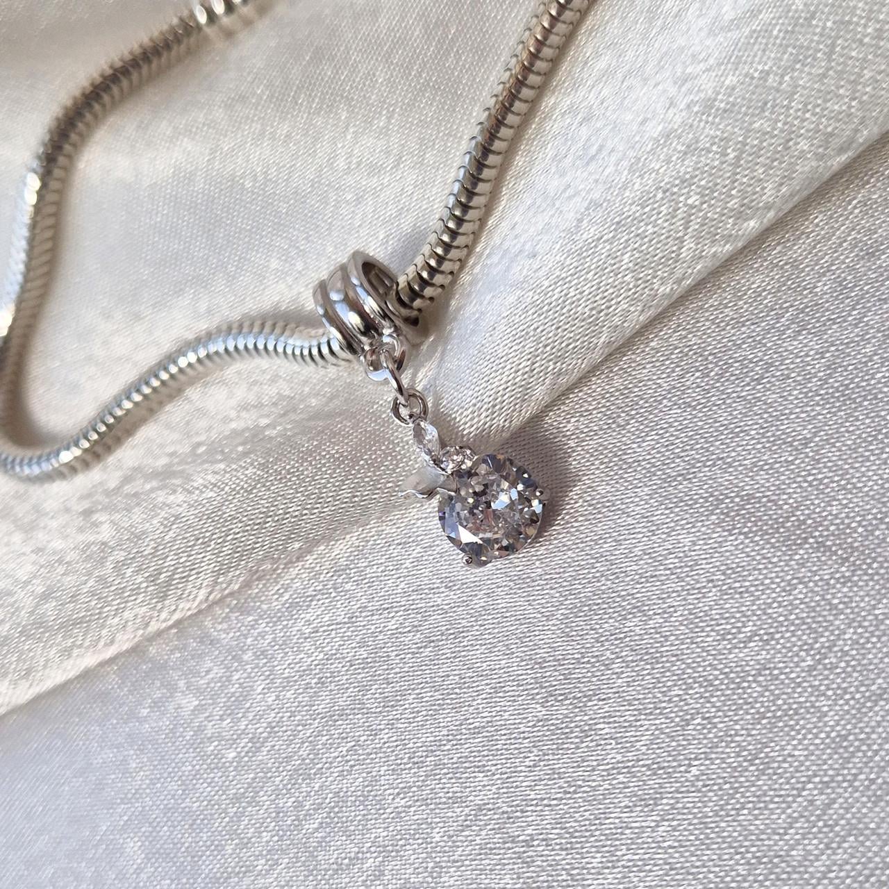 Шарм с подвеской Бабочка с белым камнем серебро 925 пробы родированное 1,90 г (38057р)