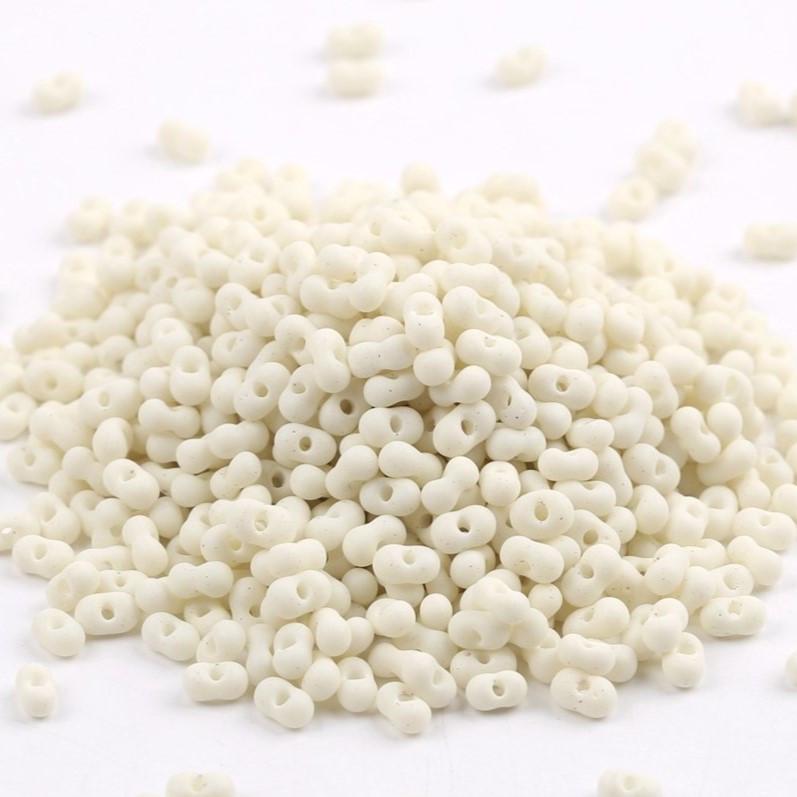 Бисер стеклянный в форме арахиса FARFALLE 6х4х3,2 мм 10 г Айвори матовый (БР0604а81)