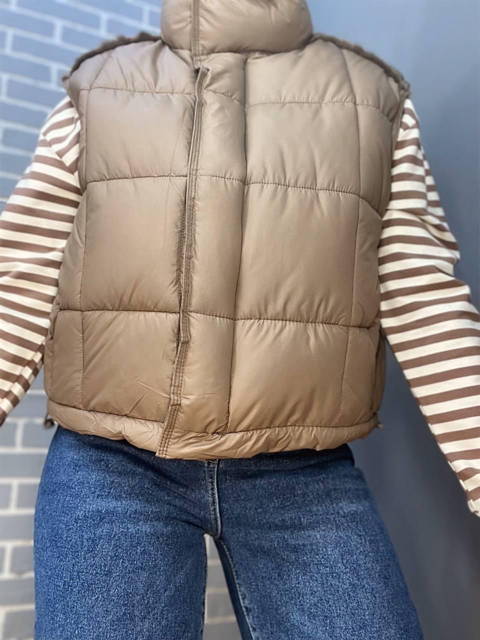 Жилетка жіноча Lady Yep 9039 стьобана коротка вставка з екошкіри на спині р. 42 Капучино (2637) - фото 8 Жилетка жіноча Lady Yep 9039 стьобана коротка вставка з екошкіри на спині р. 42 Капучино (2637) - фото 8