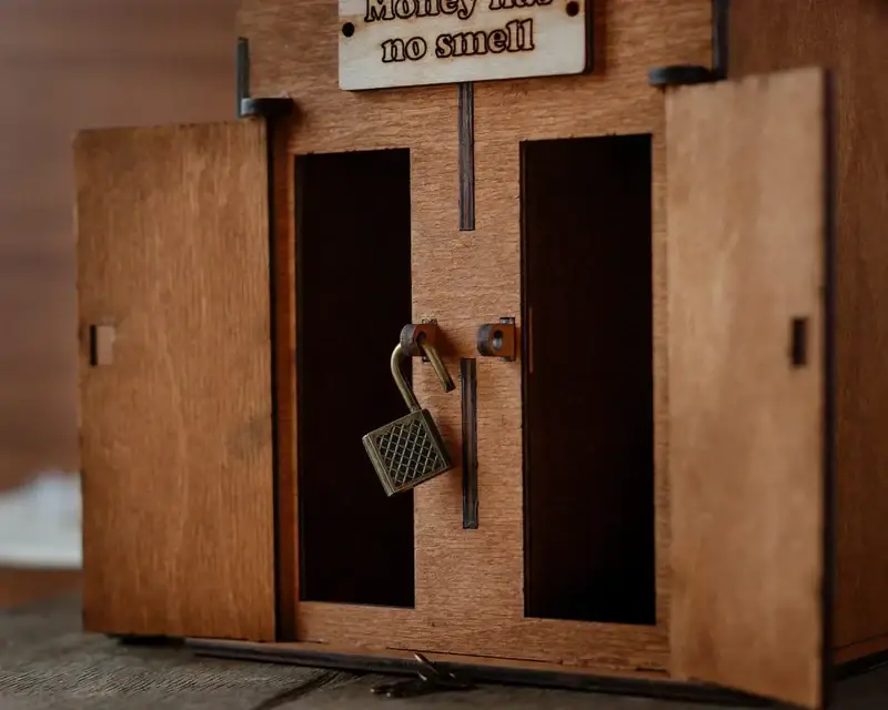 Скарбничка-туалет дерев'яна 18х14х11 см Світло-коричневий (piggy_bank) - фото 2 Скарбничка-туалет дерев'яна 18х14х11 см Світло-коричневий (piggy_bank) - фото 2