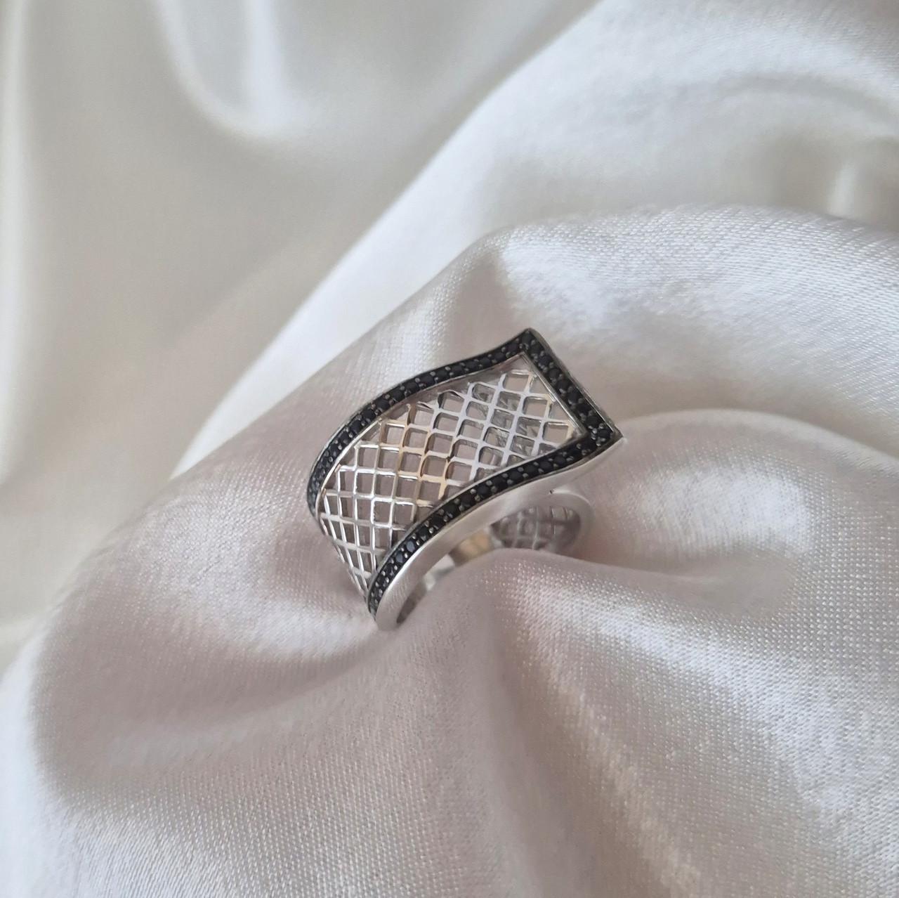 Каблучка широка сітка з чорними каменями срібло 925 проби родоване 7,31 г р. 17,5 (1418рк) - фото 3 Каблучка широка сітка з чорними каменями срібло 925 проби родоване 7,31 г р. 17,5 (1418рк) - фото 3