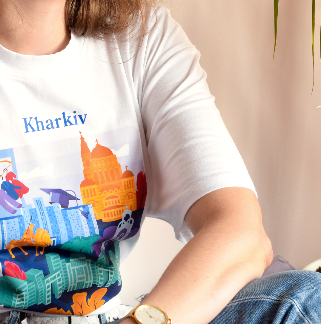 Футболка жіноча Малюнки з патріотичним авторським принтом Харків оверсайз M Білий (FFHK01M) - фото 6 Футболка жіноча Малюнки з патріотичним авторським принтом Харків оверсайз M Білий (FFHK01M) - фото 6