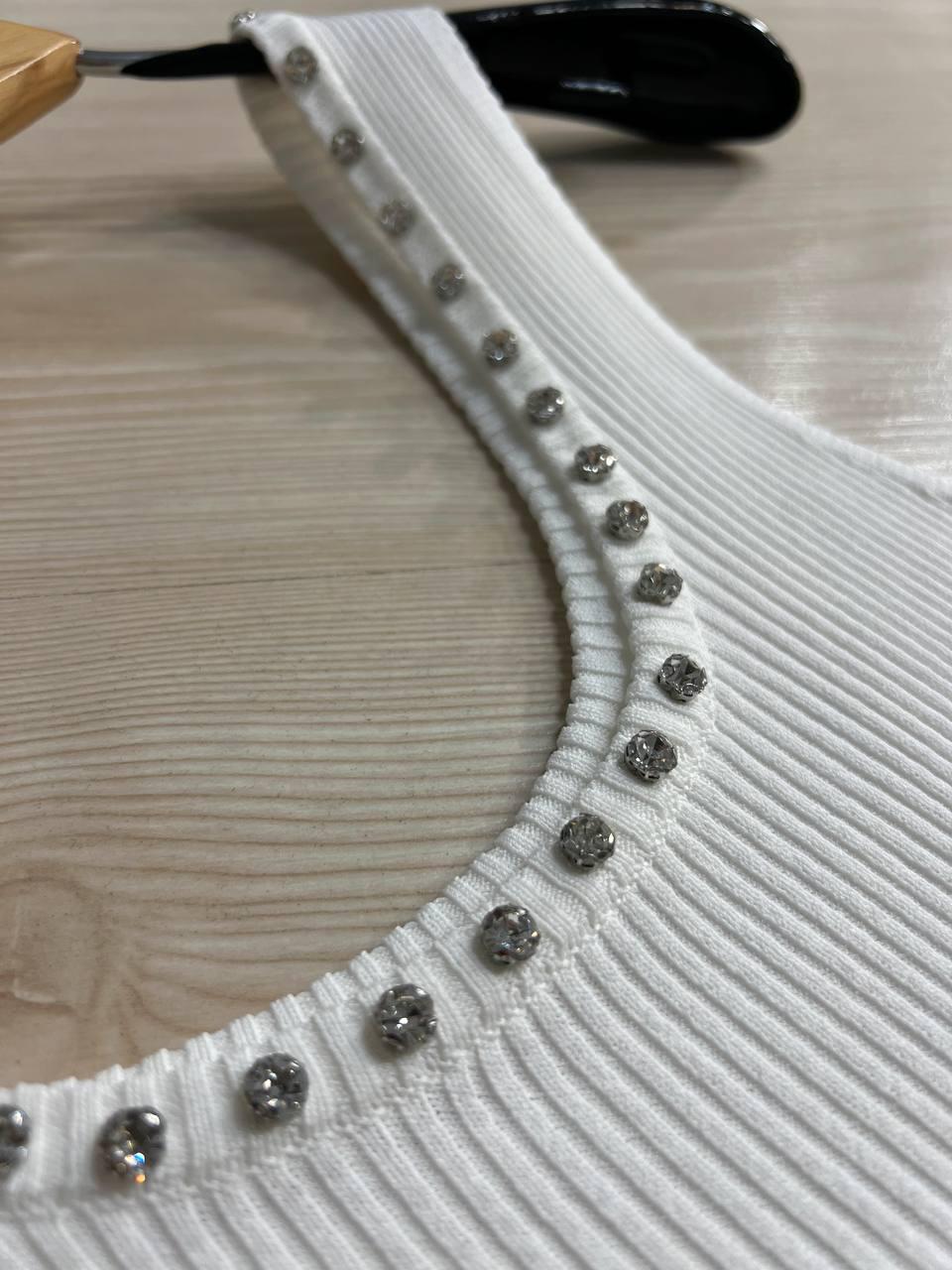 Майка женская A-N 3805 в рубчик с камнями на вырезе OS Белый (26404733) - фото 2 Майка женская A-N 3805 в рубчик с камнями на вырезе OS Белый (26404733) - фото 2