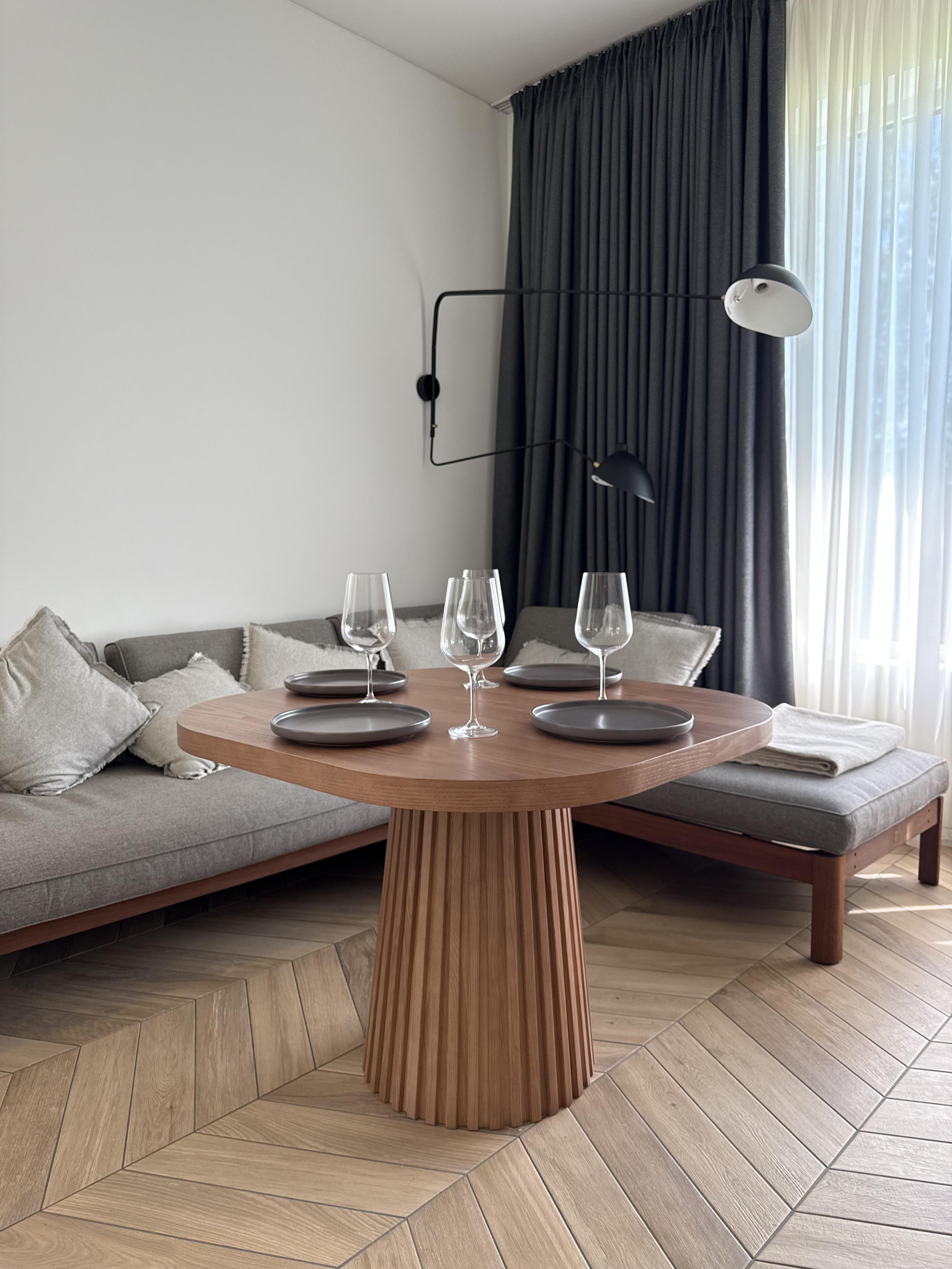 Обеденный стол из массива дуба OS16-D 750х950х950 мм