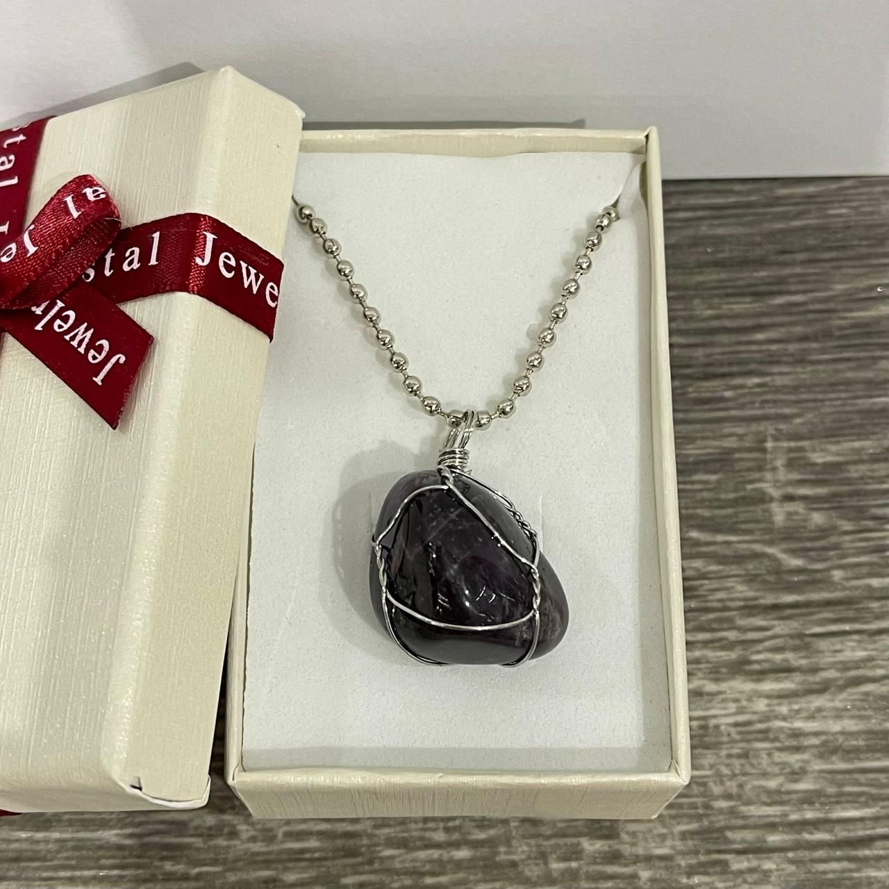 Кулон з натуральним каменем аметист фіолетовий природної форми в обплетенні на ювелірному ланцюжку 40х20 мм (2023767461)