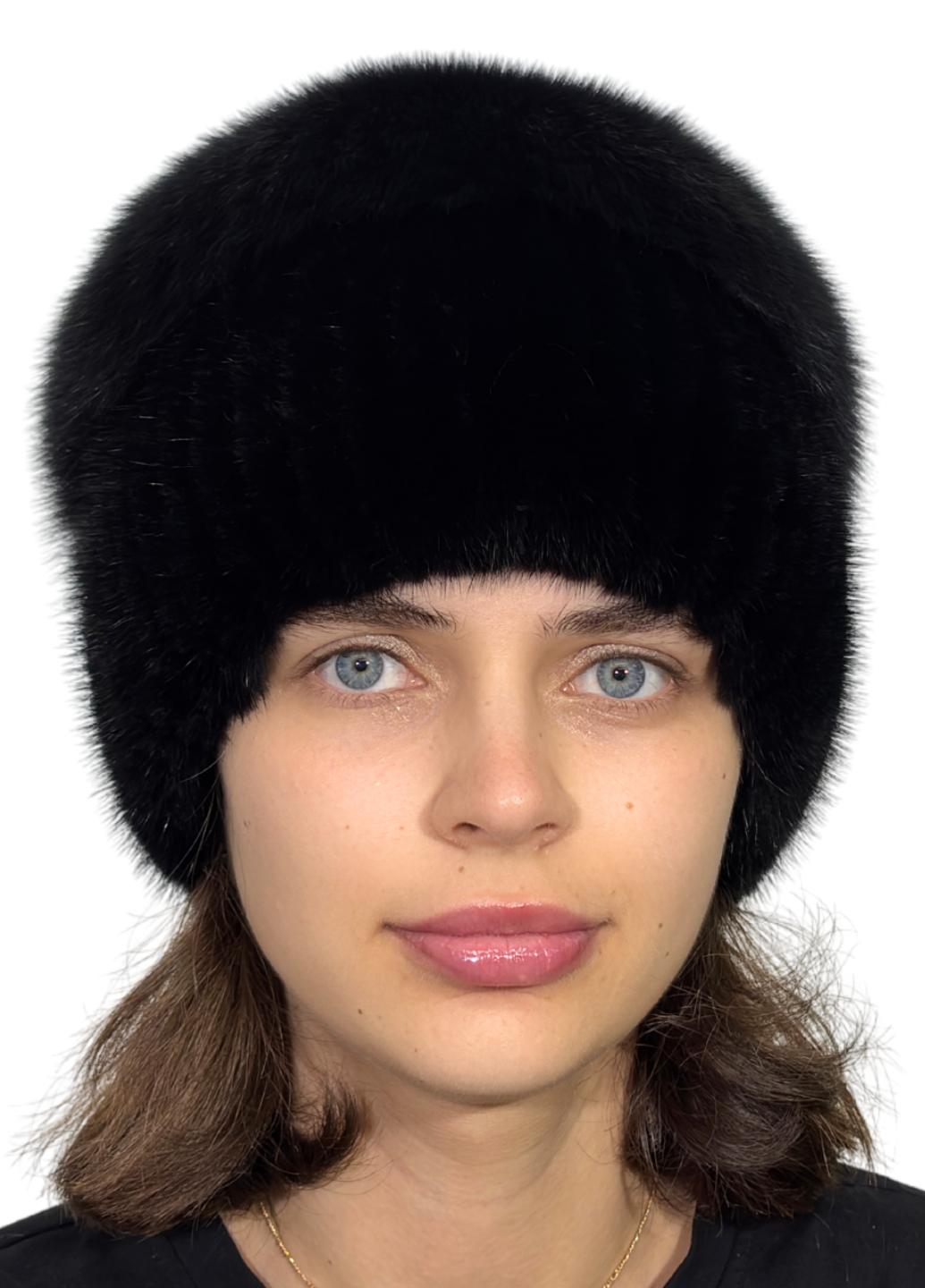 Зимняя женская шапка Меховой стиль Перо из вязаной норки с бубоном из песца M-L Черный (129/D)