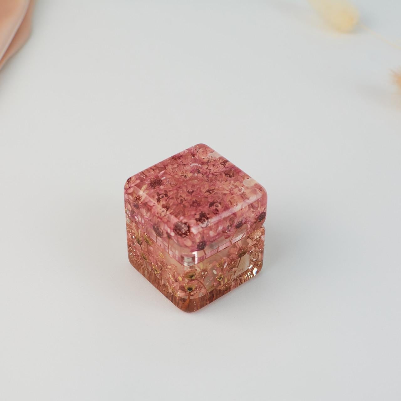 Коробочка для кольца Bloom из эпоксидной смолы и цветов 40х40х40 мм Pink (2976383952) Коробочка для кольца Bloom из эпоксидной смолы и цветов 40х40х40 мм Pink (2976383952)