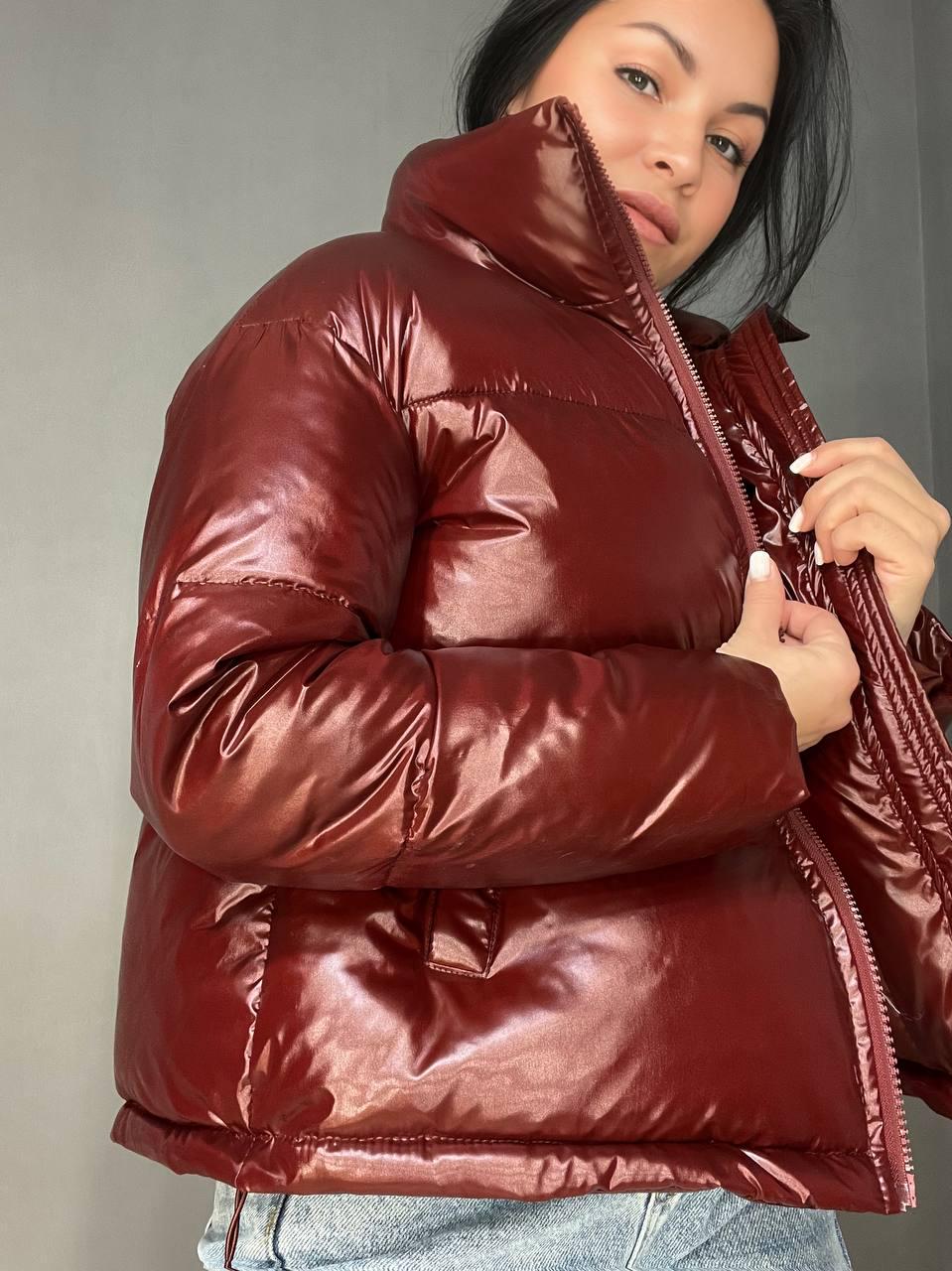 Куртка женская Lady Yep 9073 глянцевая пуффер с карманами без капюшона короткая р. 44 Бордовый (3535) - фото 4