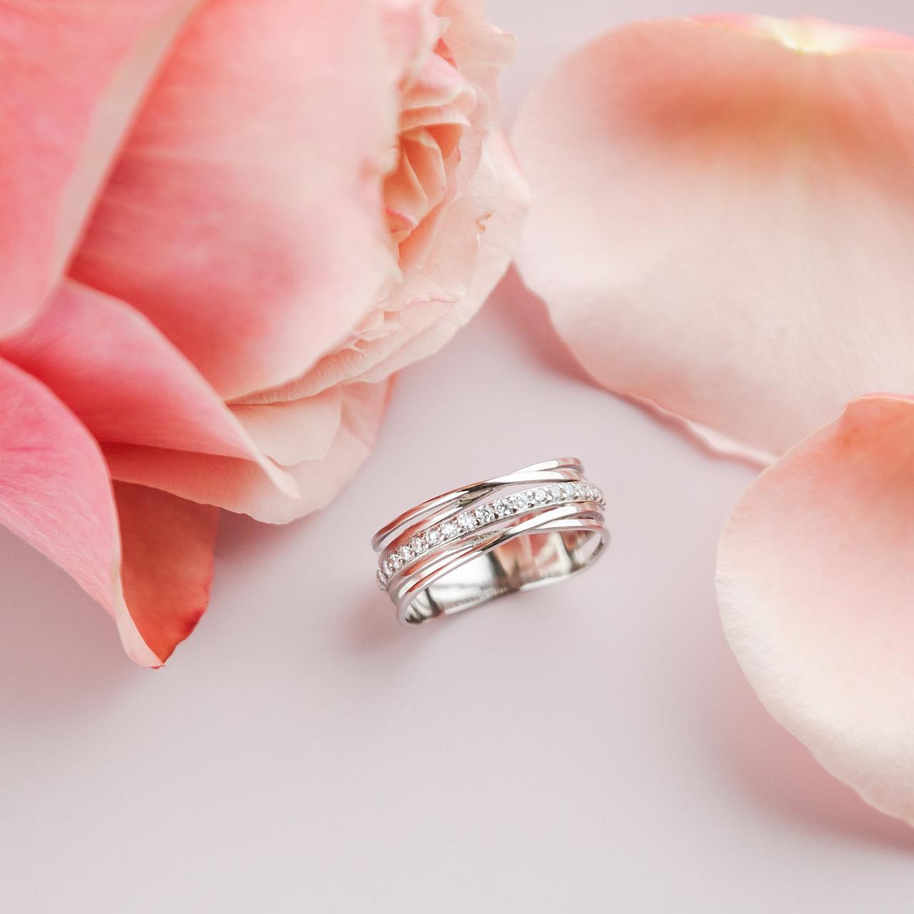 Кольцо серебряное Плетение с россыпью мелких фианитов р. 18