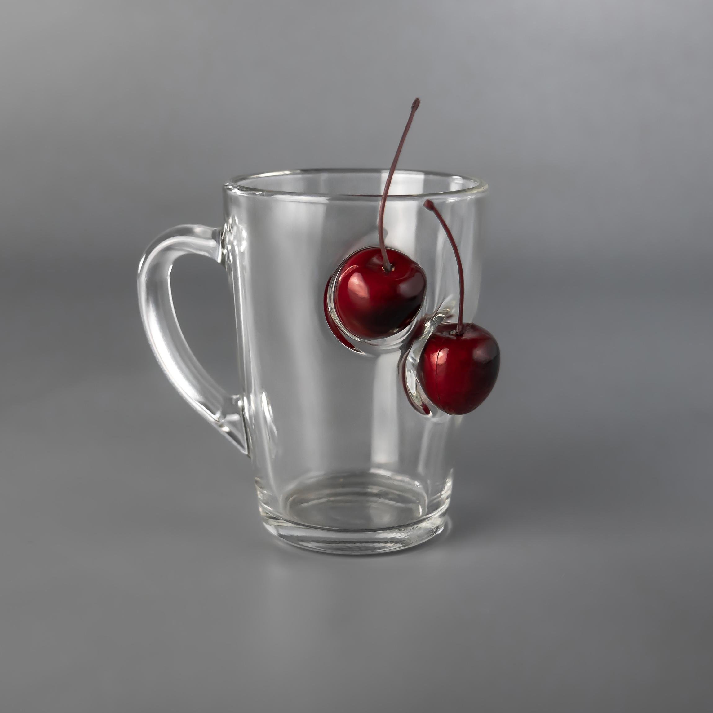 Чашка с вишнями 310 мл